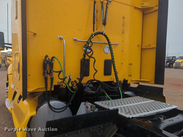 image for item NG9825 2021 Kenworth  T680 semi truck