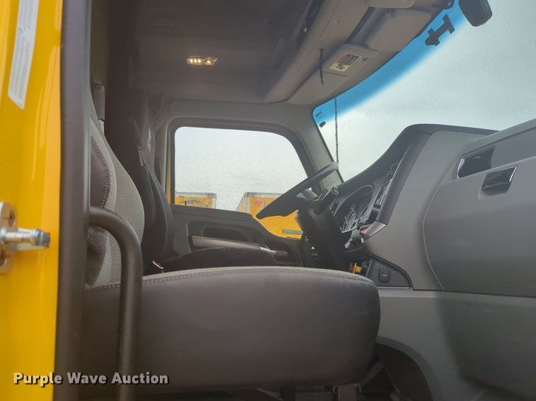 image for item NG9825 2021 Kenworth  T680 semi truck