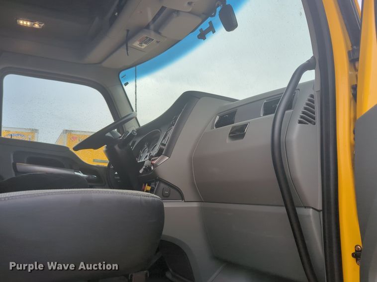 image for item NG9825 2021 Kenworth  T680 semi truck