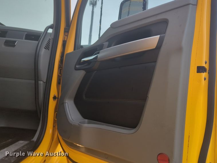 image for item NG9825 2021 Kenworth  T680 semi truck