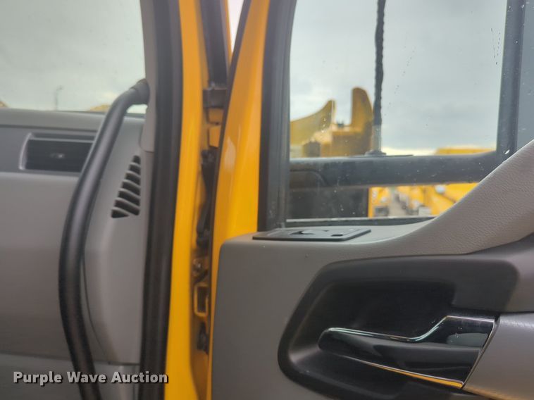 image for item NG9825 2021 Kenworth  T680 semi truck