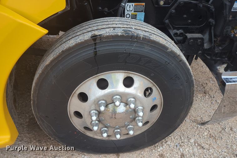 image for item NG9825 2021 Kenworth  T680 semi truck