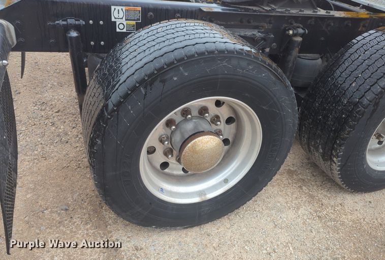 image for item NG9825 2021 Kenworth  T680 semi truck