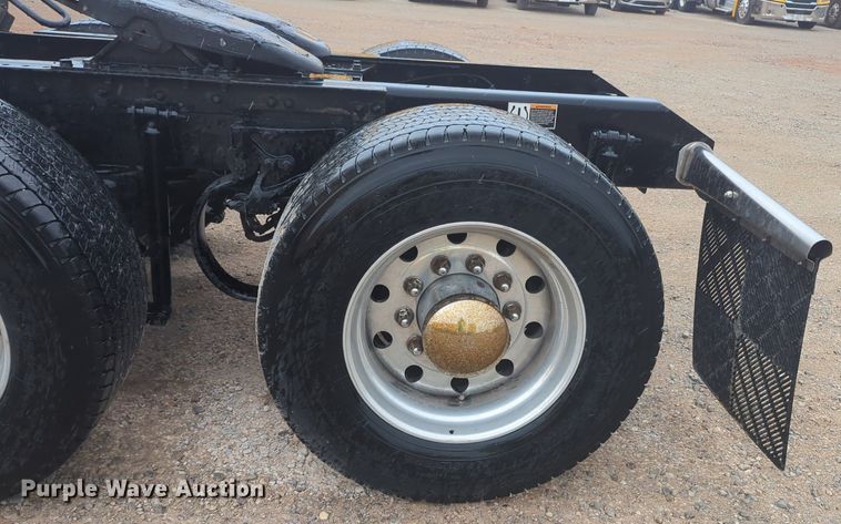 image for item NG9825 2021 Kenworth  T680 semi truck