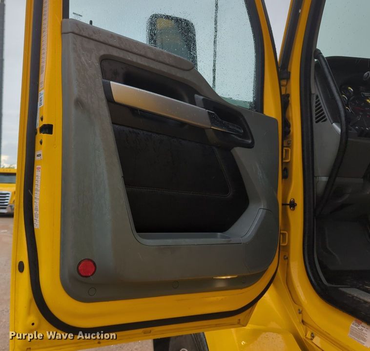 image for item NG9825 2021 Kenworth  T680 semi truck