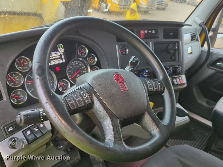image for item NG9825 2021 Kenworth  T680 semi truck