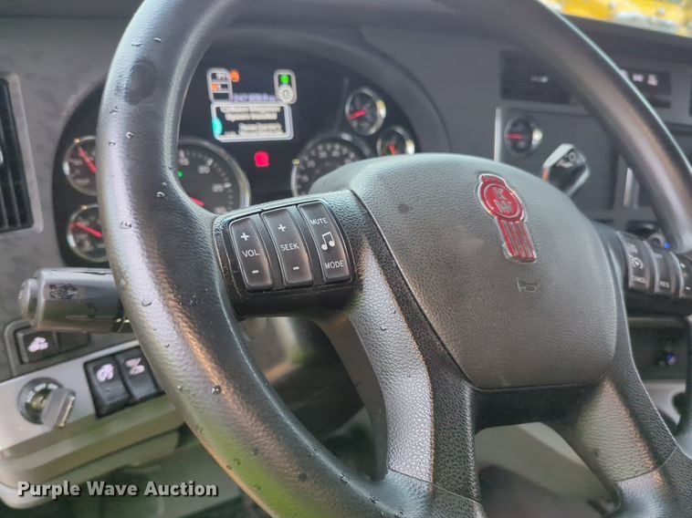 image for item NG9825 2021 Kenworth  T680 semi truck