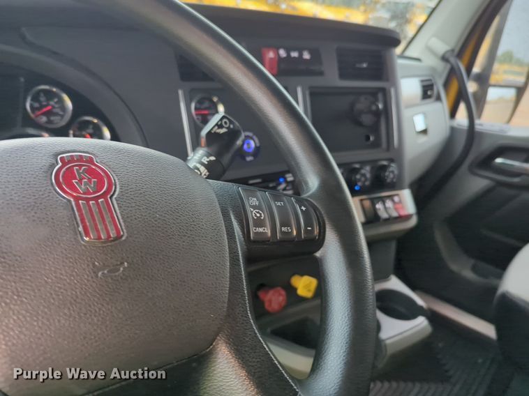 image for item NG9825 2021 Kenworth  T680 semi truck