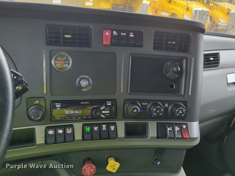 image for item NG9825 2021 Kenworth  T680 semi truck
