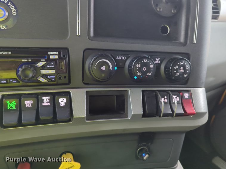 image for item NG9825 2021 Kenworth  T680 semi truck