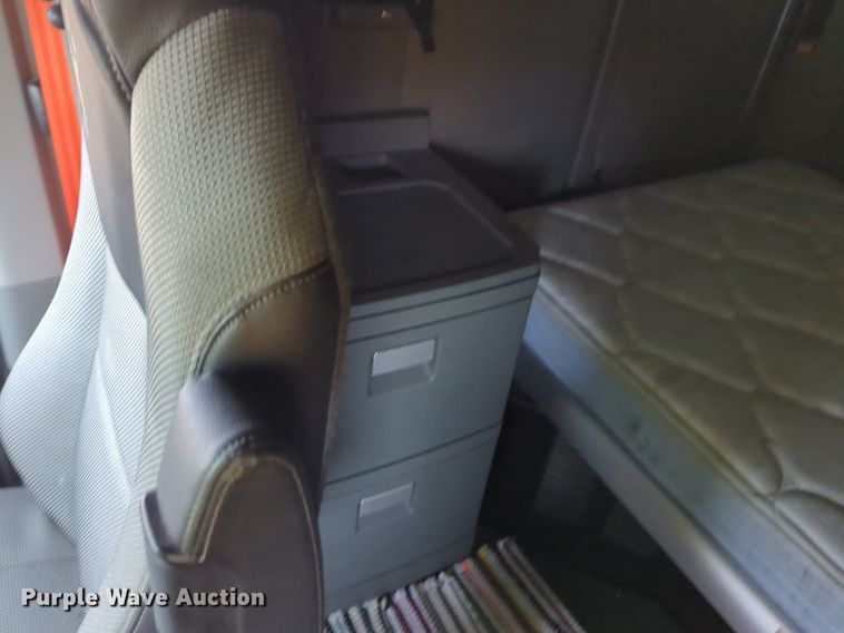 image for item NG9825 2021 Kenworth  T680 semi truck