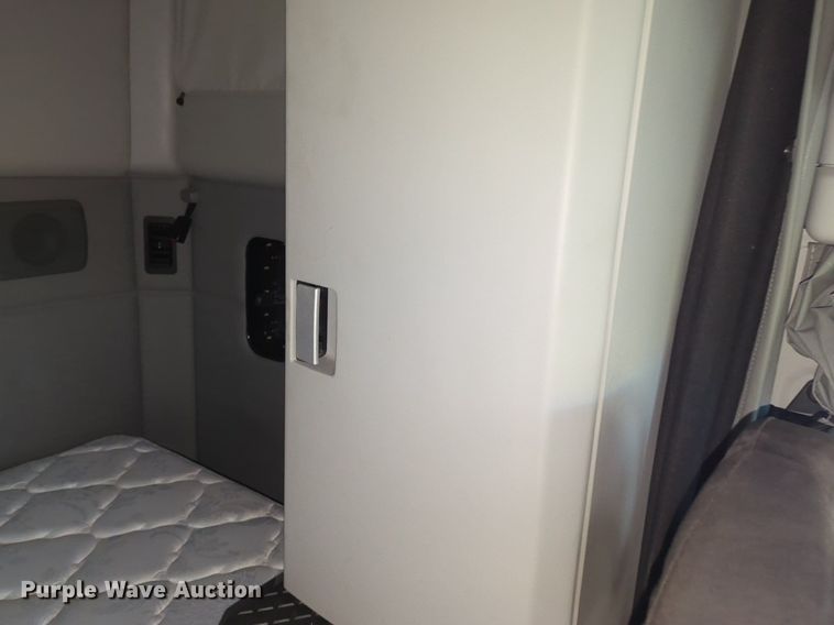 image for item NG9825 2021 Kenworth  T680 semi truck