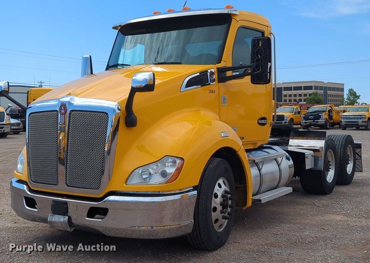 image for item NG9826 2020 Kenworth  T680 semi truck