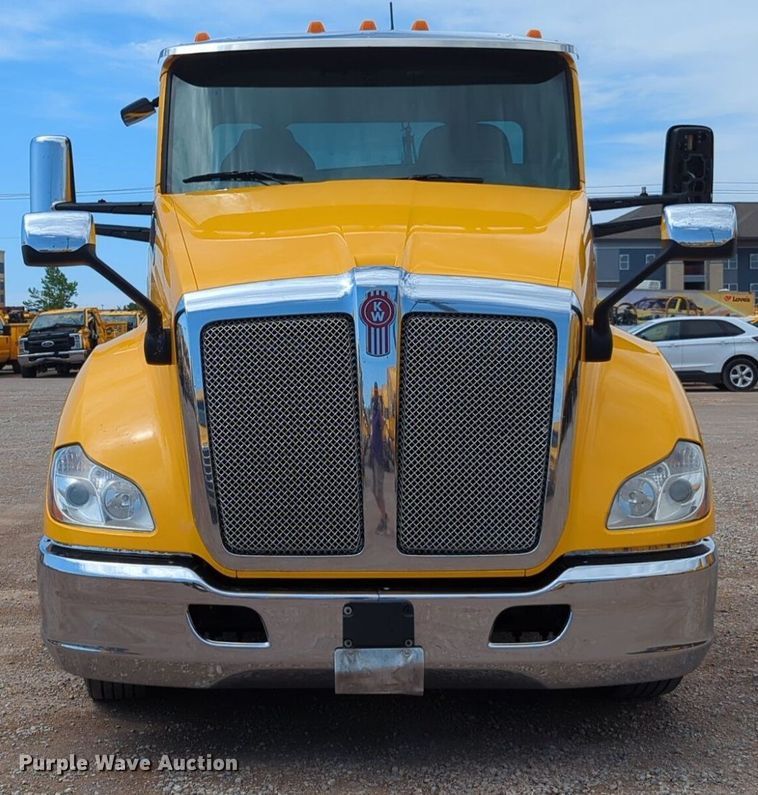 image for item NG9826 2020 Kenworth  T680 semi truck