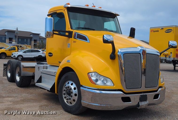 image for item NG9826 2020 Kenworth  T680 semi truck