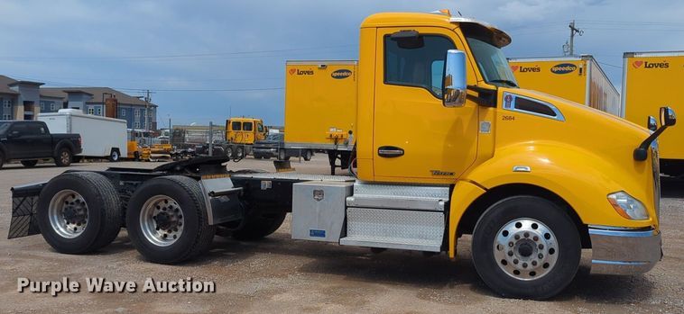 image for item NG9826 2020 Kenworth  T680 semi truck