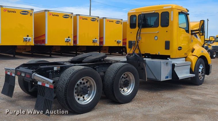 image for item NG9826 2020 Kenworth  T680 semi truck