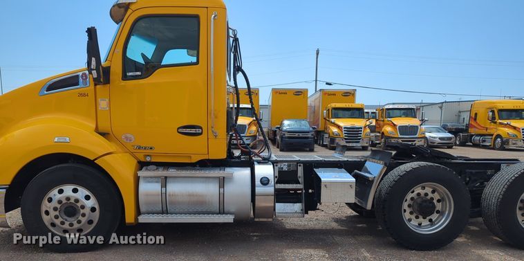 image for item NG9826 2020 Kenworth  T680 semi truck