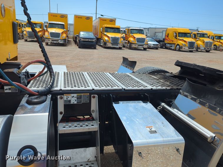 image for item NG9826 2020 Kenworth  T680 semi truck