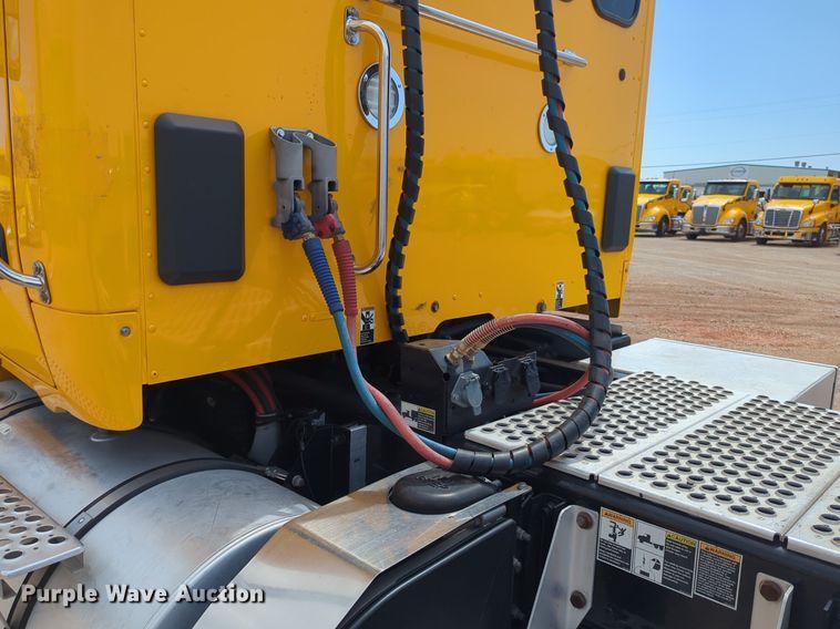 image for item NG9826 2020 Kenworth  T680 semi truck