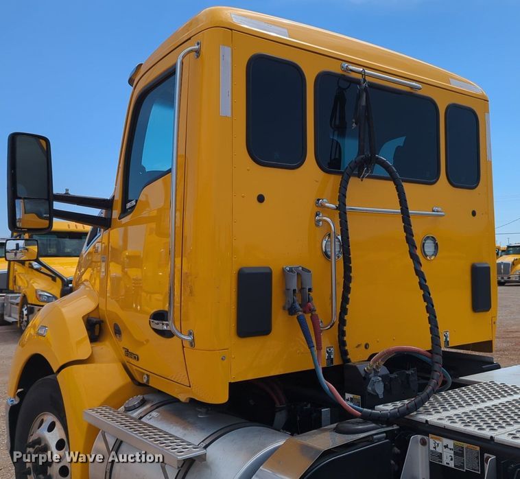 image for item NG9826 2020 Kenworth  T680 semi truck