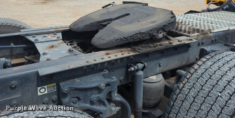 image for item NG9826 2020 Kenworth  T680 semi truck