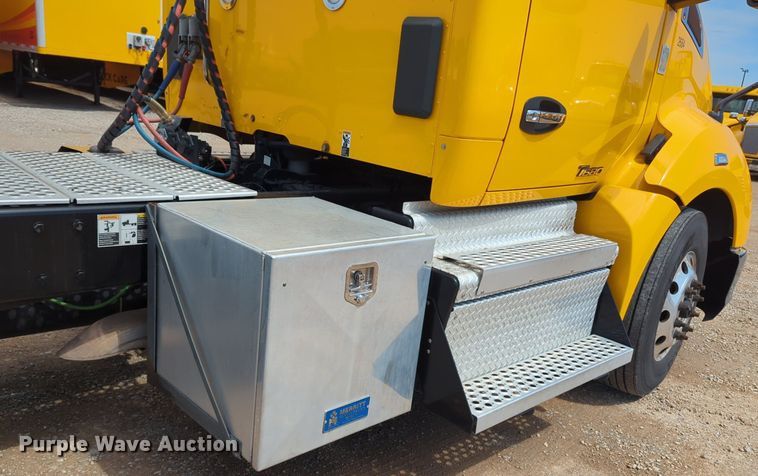 image for item NG9826 2020 Kenworth  T680 semi truck