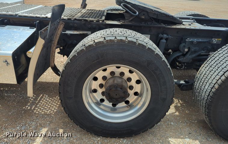 image for item NG9826 2020 Kenworth  T680 semi truck