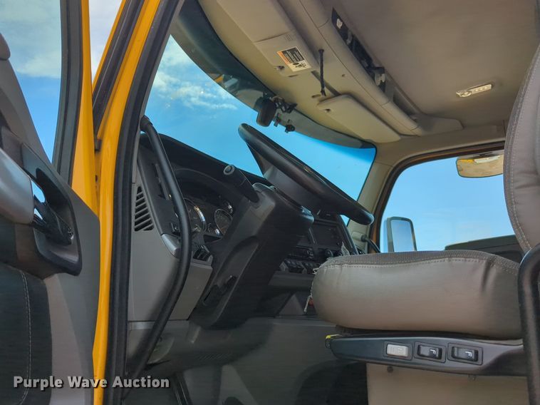 image for item NG9826 2020 Kenworth  T680 semi truck