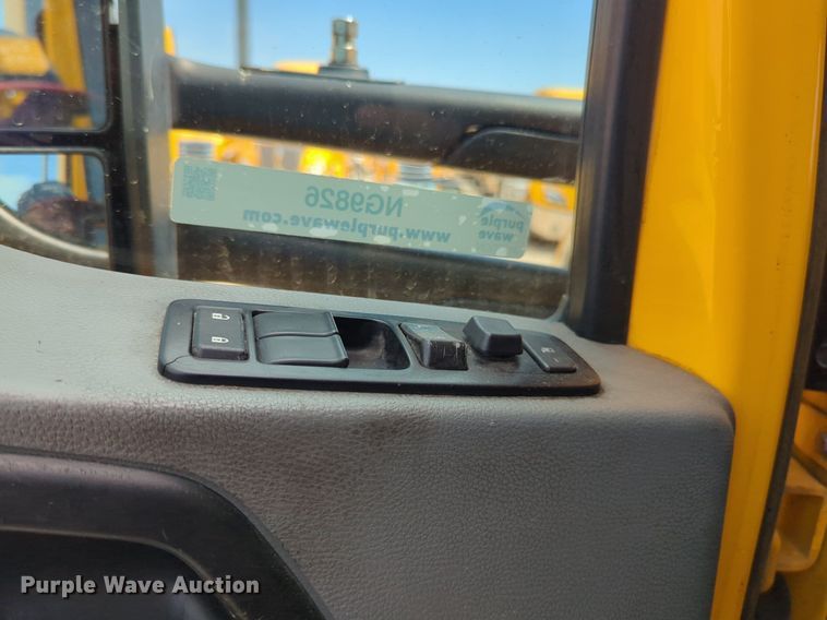 image for item NG9826 2020 Kenworth  T680 semi truck