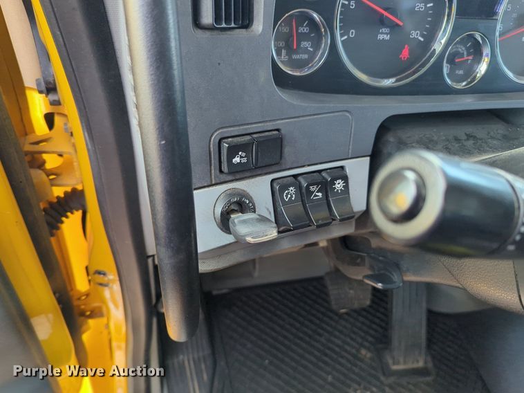 image for item NG9826 2020 Kenworth  T680 semi truck