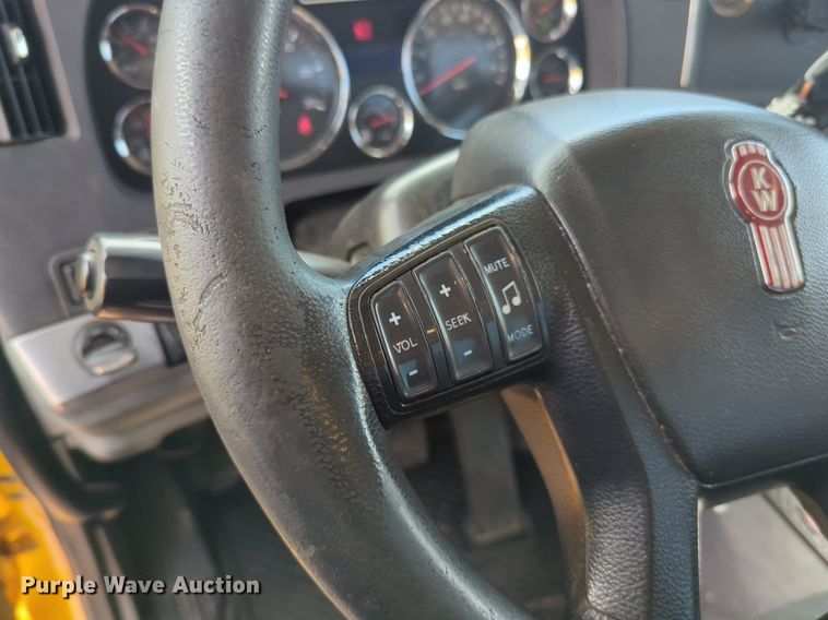 image for item NG9826 2020 Kenworth  T680 semi truck