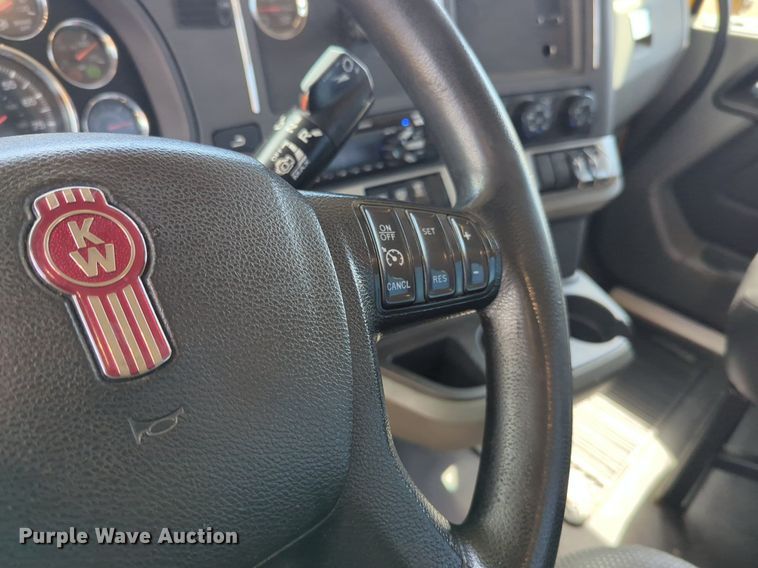 image for item NG9826 2020 Kenworth  T680 semi truck