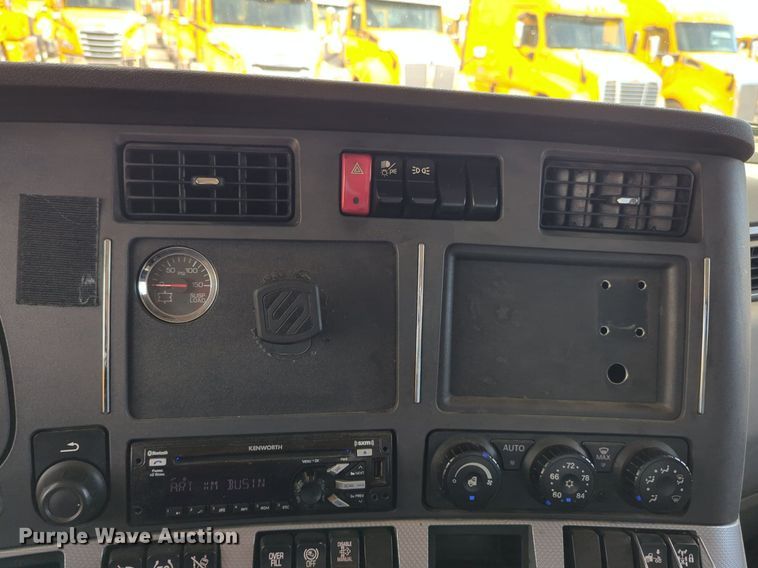 image for item NG9826 2020 Kenworth  T680 semi truck