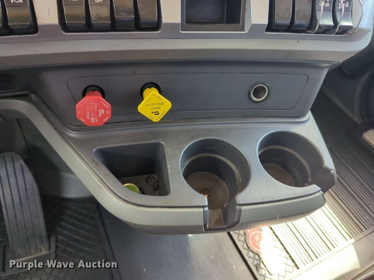 image for item NG9826 2020 Kenworth  T680 semi truck