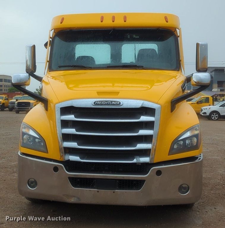 image for item NG9828 2021 Freightliner  Cascadia 126 semi truck