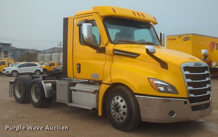 image for item NG9828 2021 Freightliner  Cascadia 126 semi truck