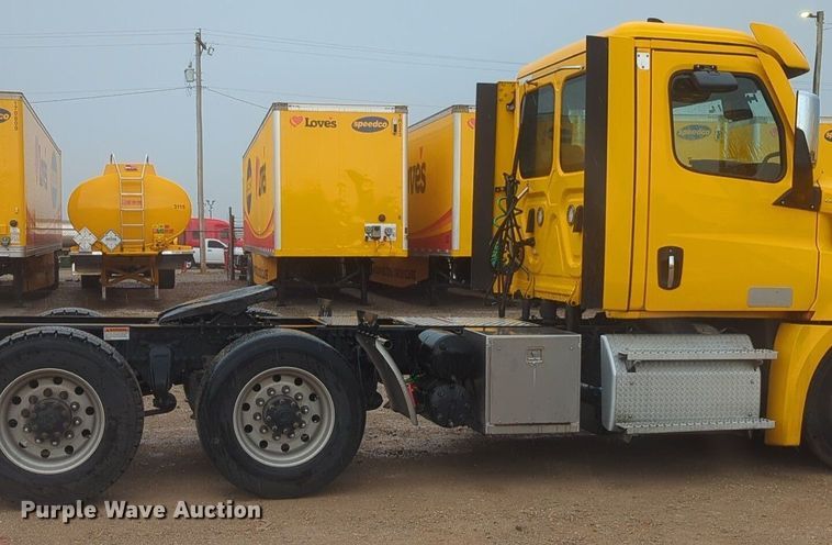 image for item NG9828 2021 Freightliner  Cascadia 126 semi truck