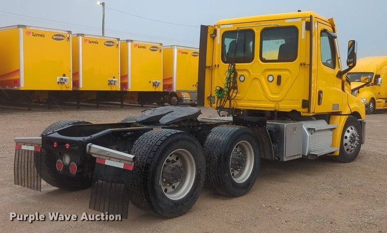 image for item NG9828 2021 Freightliner  Cascadia 126 semi truck