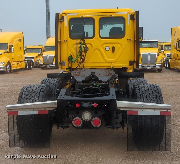 image for item NG9828 2021 Freightliner  Cascadia 126 semi truck