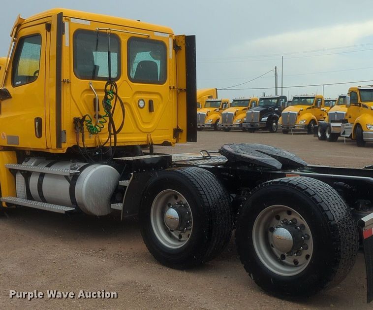 image for item NG9828 2021 Freightliner  Cascadia 126 semi truck