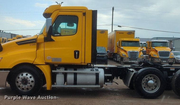 image for item NG9828 2021 Freightliner  Cascadia 126 semi truck