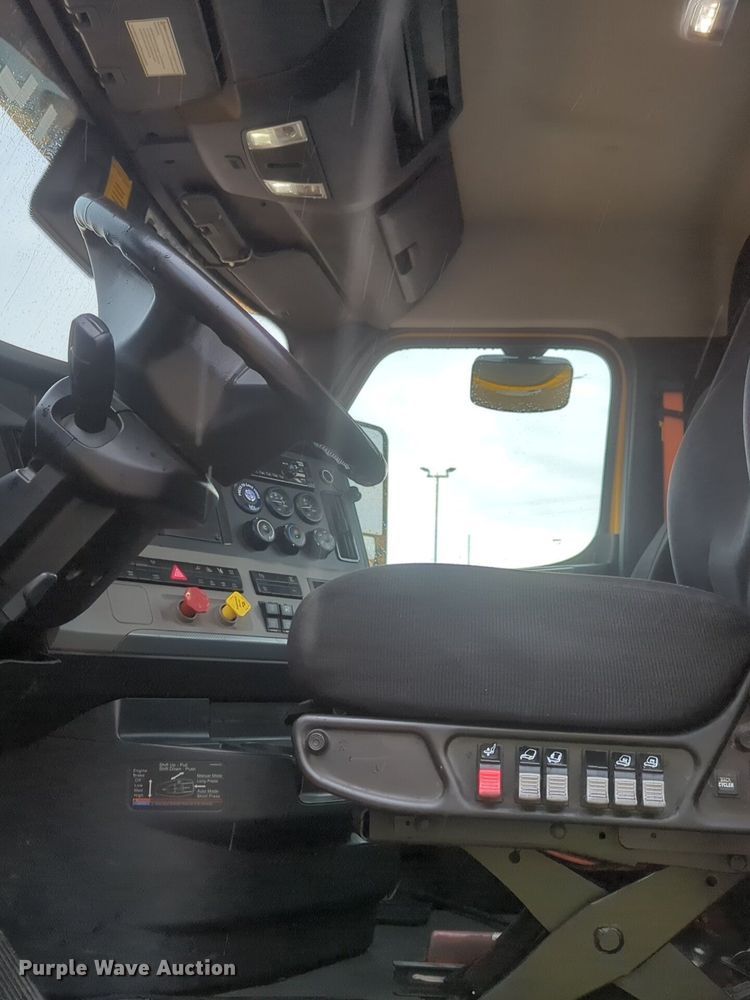 image for item NG9828 2021 Freightliner  Cascadia 126 semi truck