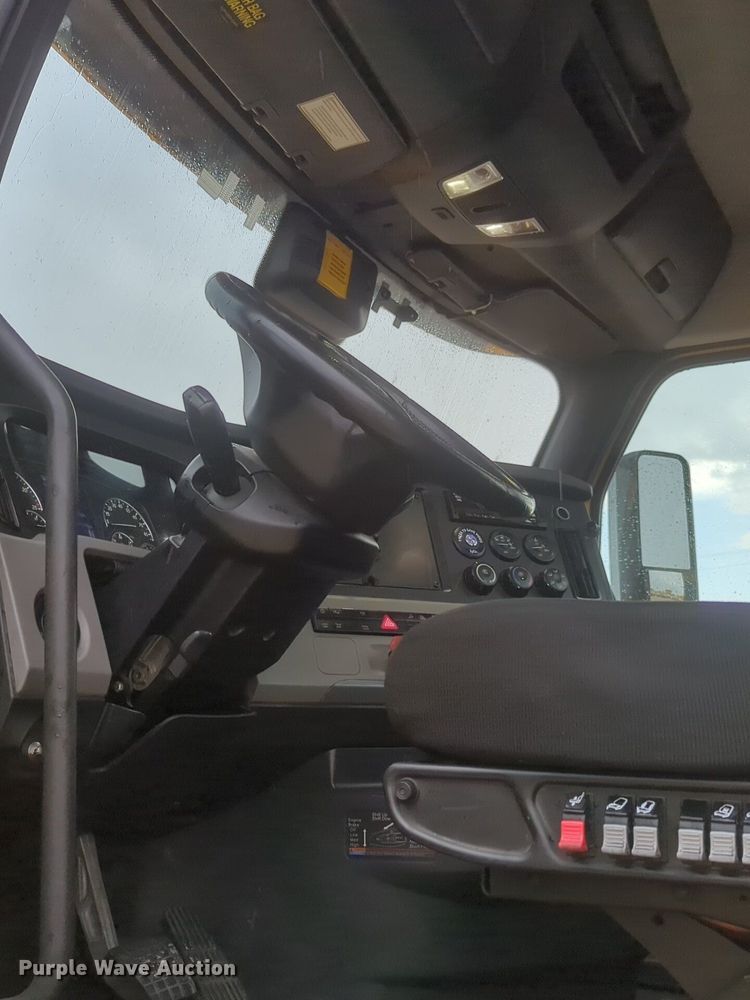 image for item NG9828 2021 Freightliner  Cascadia 126 semi truck