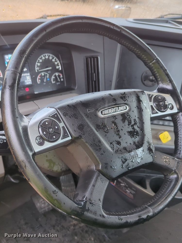 image for item NG9828 2021 Freightliner  Cascadia 126 semi truck