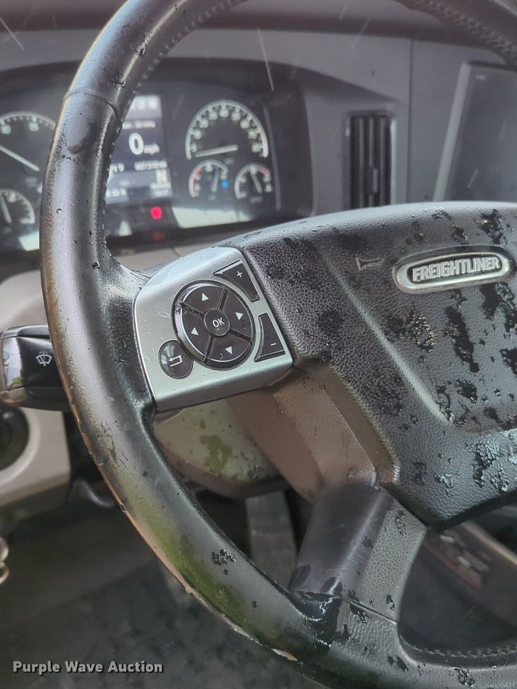 image for item NG9828 2021 Freightliner  Cascadia 126 semi truck