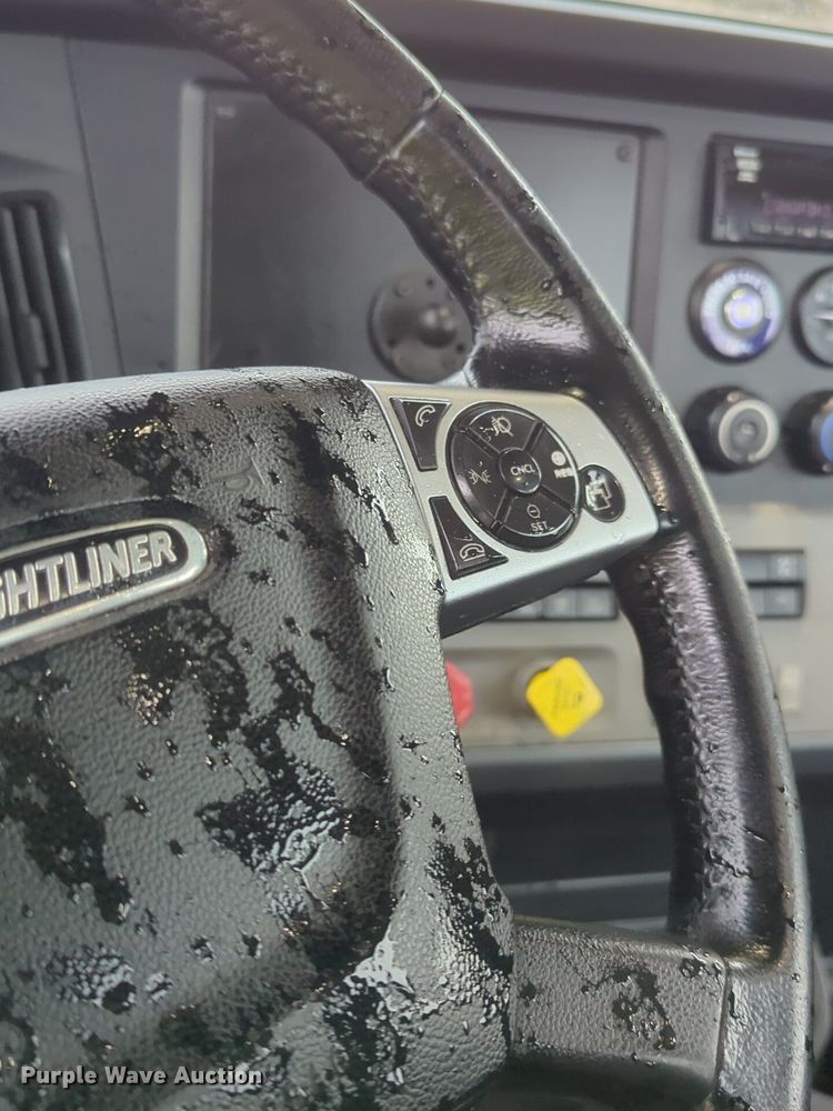 image for item NG9828 2021 Freightliner  Cascadia 126 semi truck