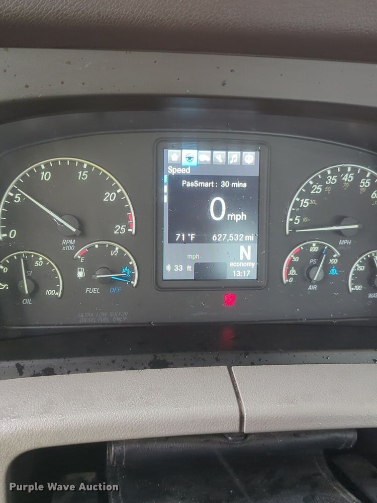 image for item NG9828 2021 Freightliner  Cascadia 126 semi truck