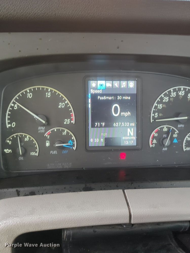 image for item NG9828 2021 Freightliner  Cascadia 126 semi truck