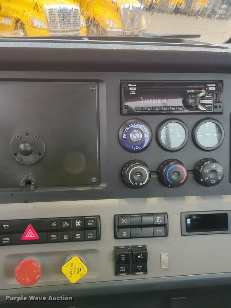 image for item NG9828 2021 Freightliner  Cascadia 126 semi truck